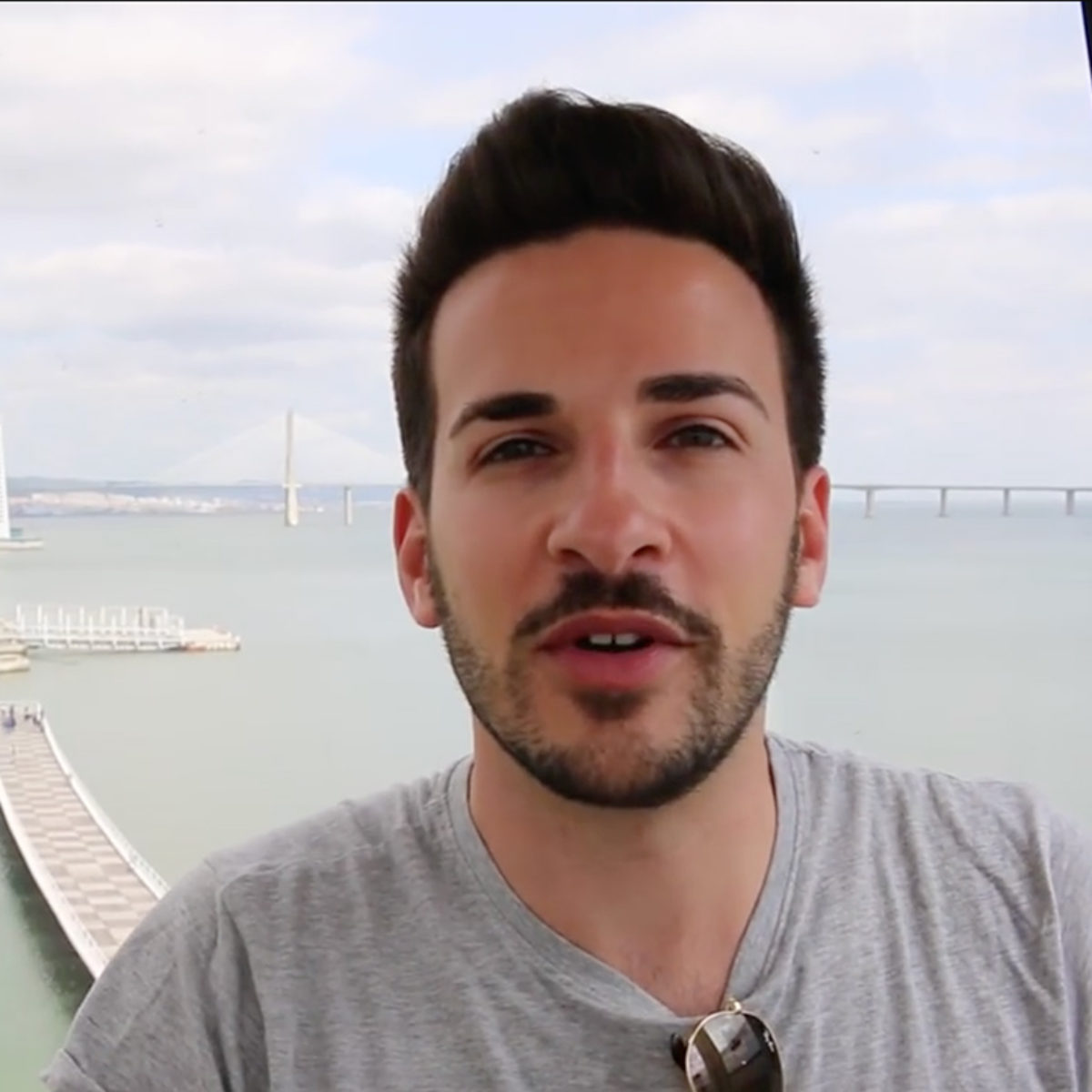 Marco in a Box - youtuber talking about his experience in Lisbon